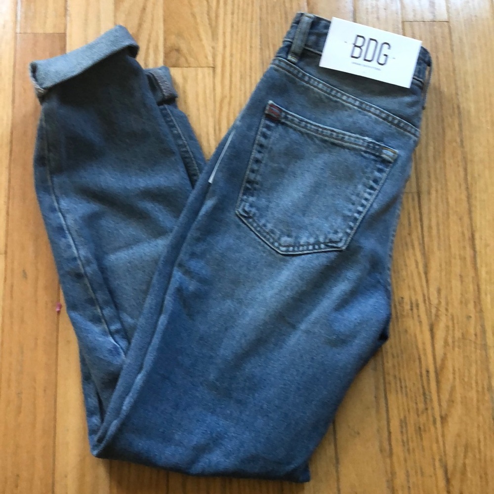 BDG Petite High-Waisted Mom Jean – Light Wash